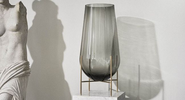 Audo Vase Echasse Vase auf Podest