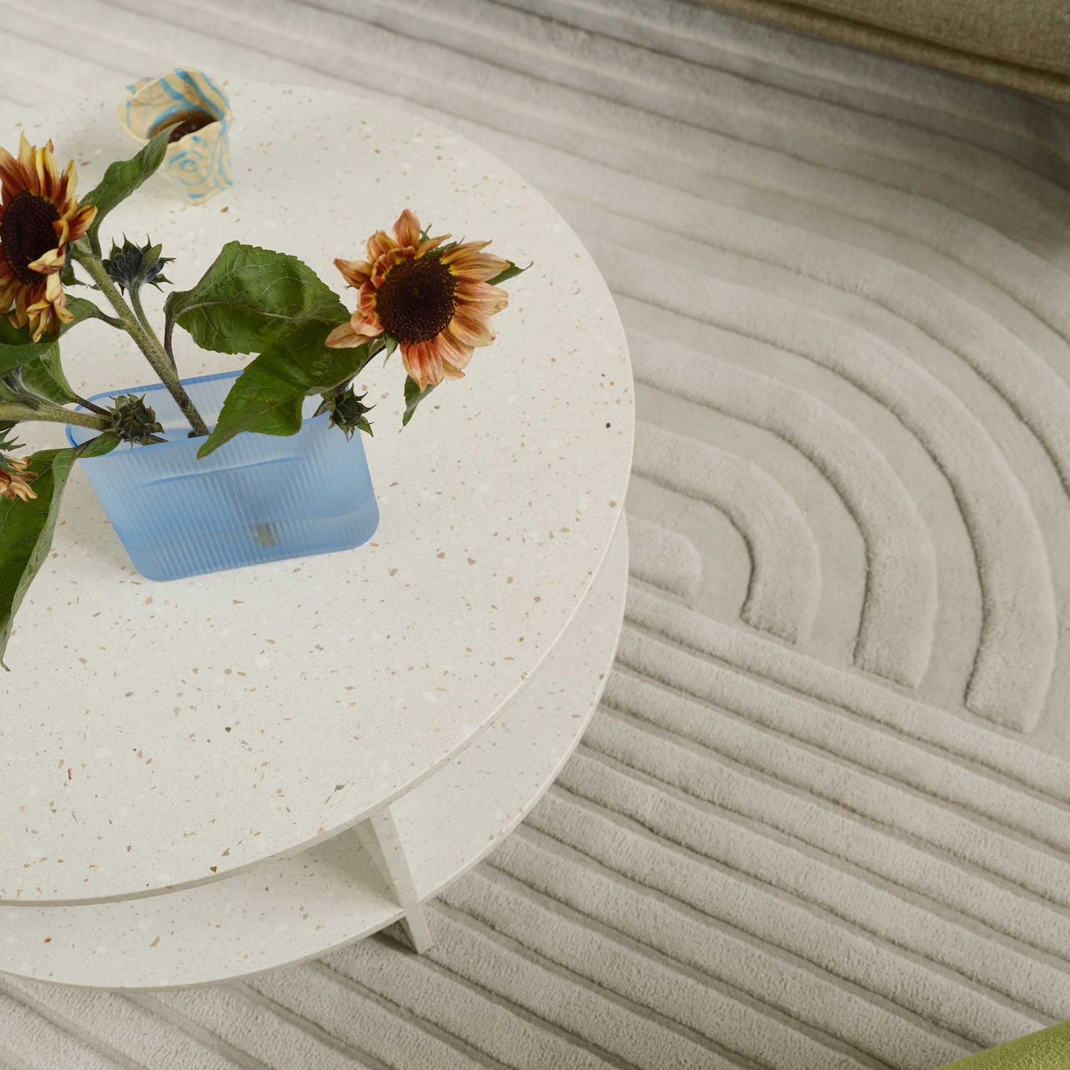 Muuto - Halves Couchtisch off-white Terrazzo