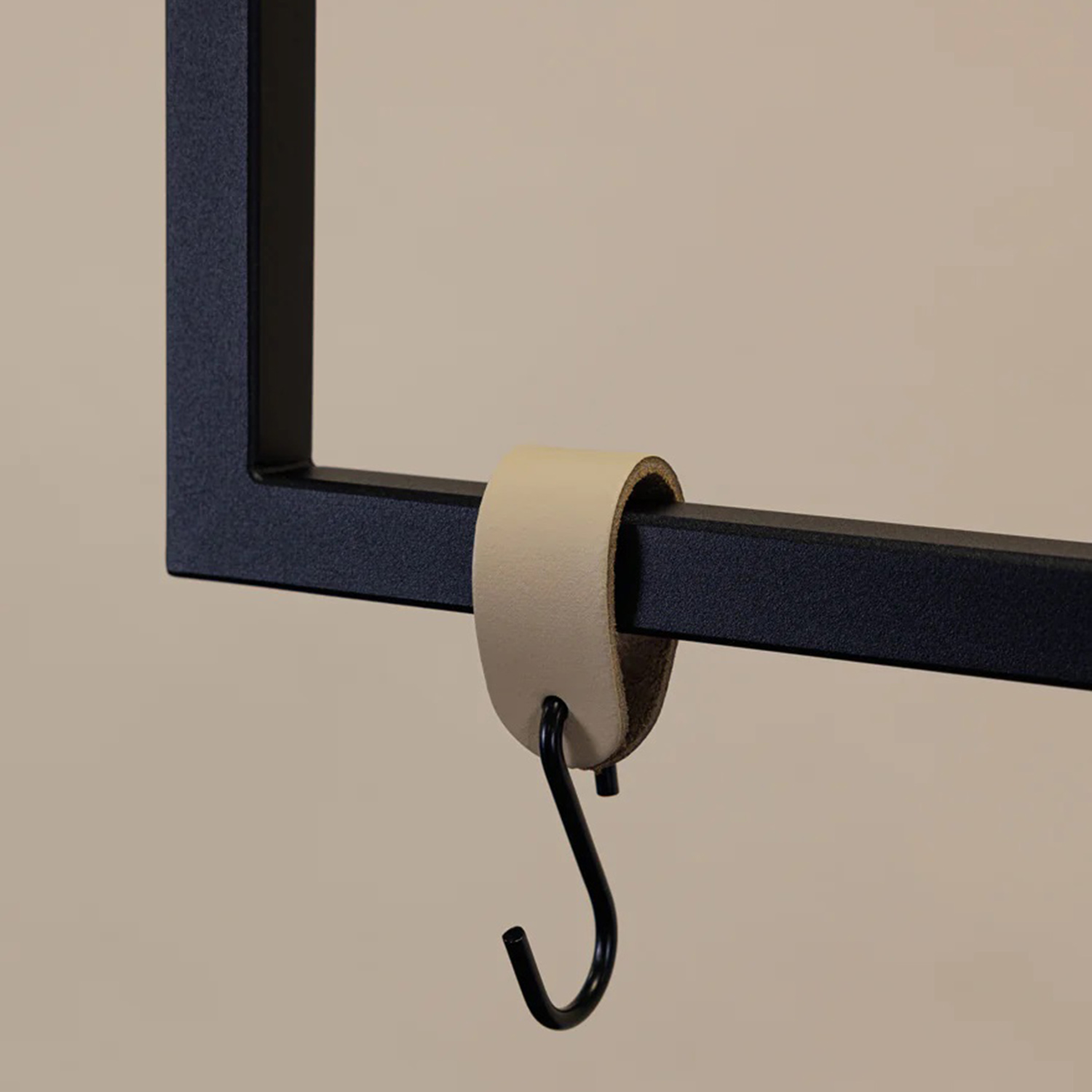 metallbude leder s haken schwarz beige 96713