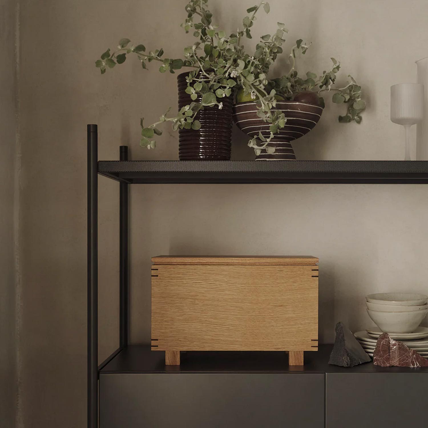 ferm LIVING Brura Schale auf Regal 104255