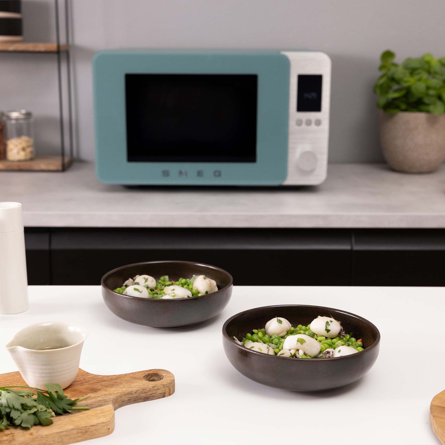 SMEG - Kombi-Mikrowelle mit Air Fry MOC02 weiß