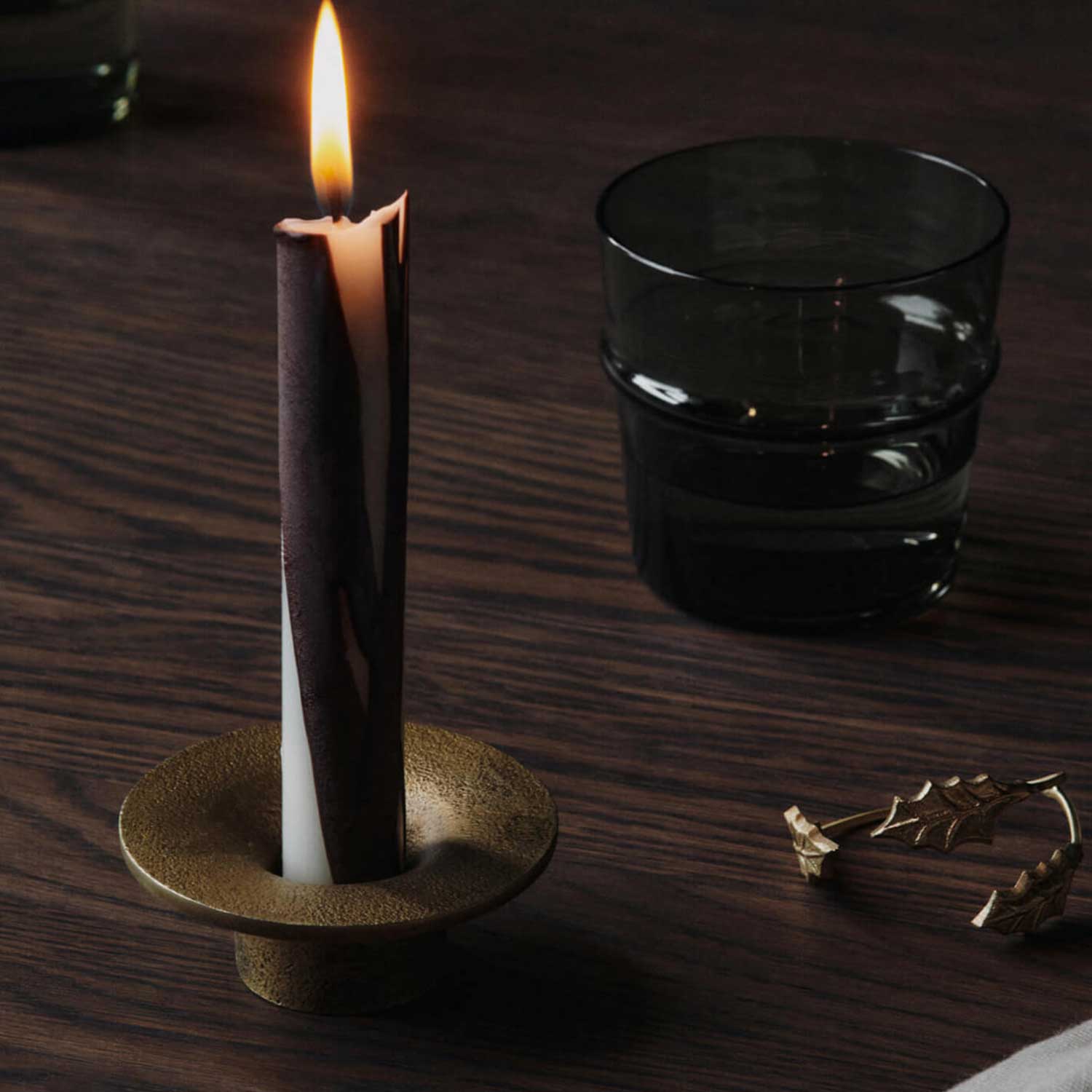 Ferm Living - Holly Leaf Serviettenringe 4er-Set black brass