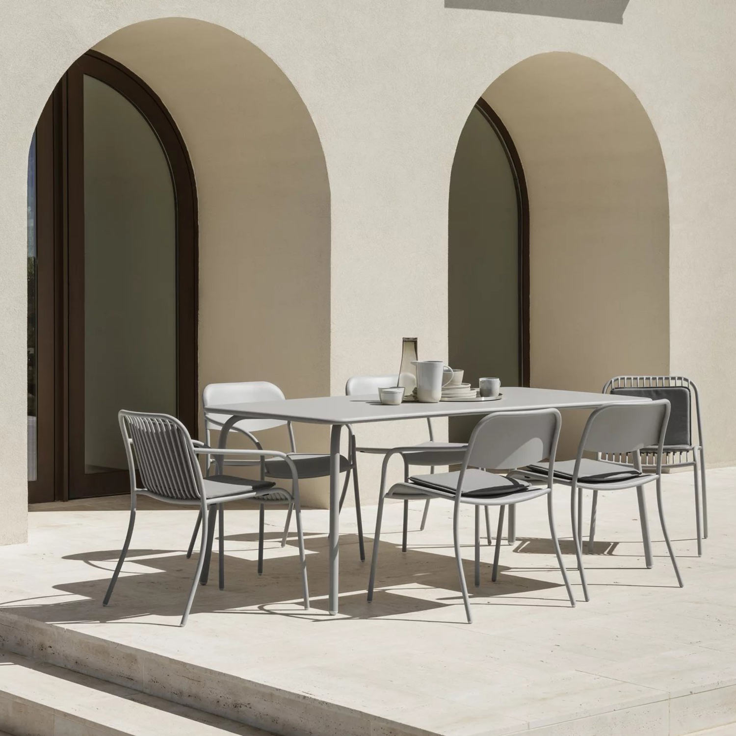 blomus yua stuhl silk grey terrasse close up 100219