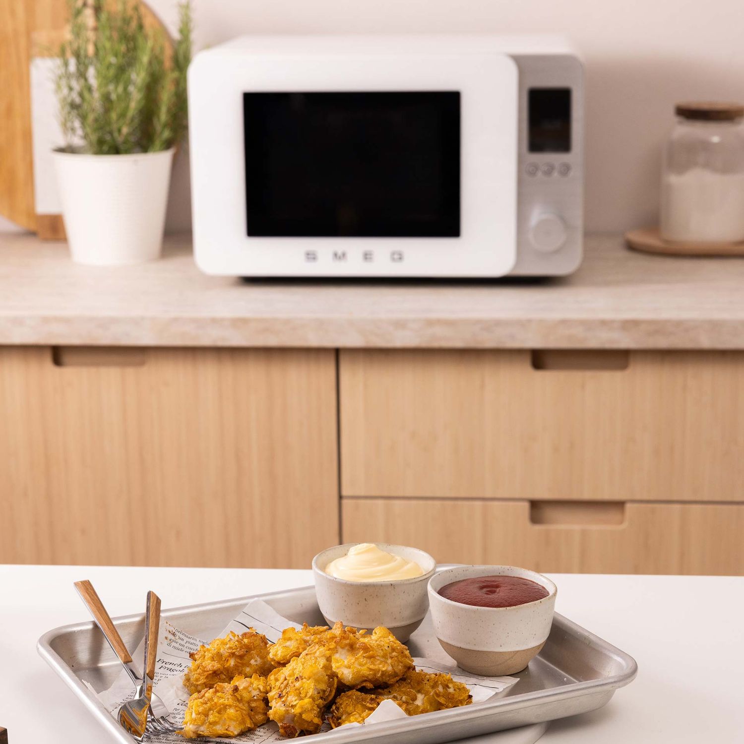 SMEG - Kombi-Mikrowelle mit Air Fry MOC02 weiß