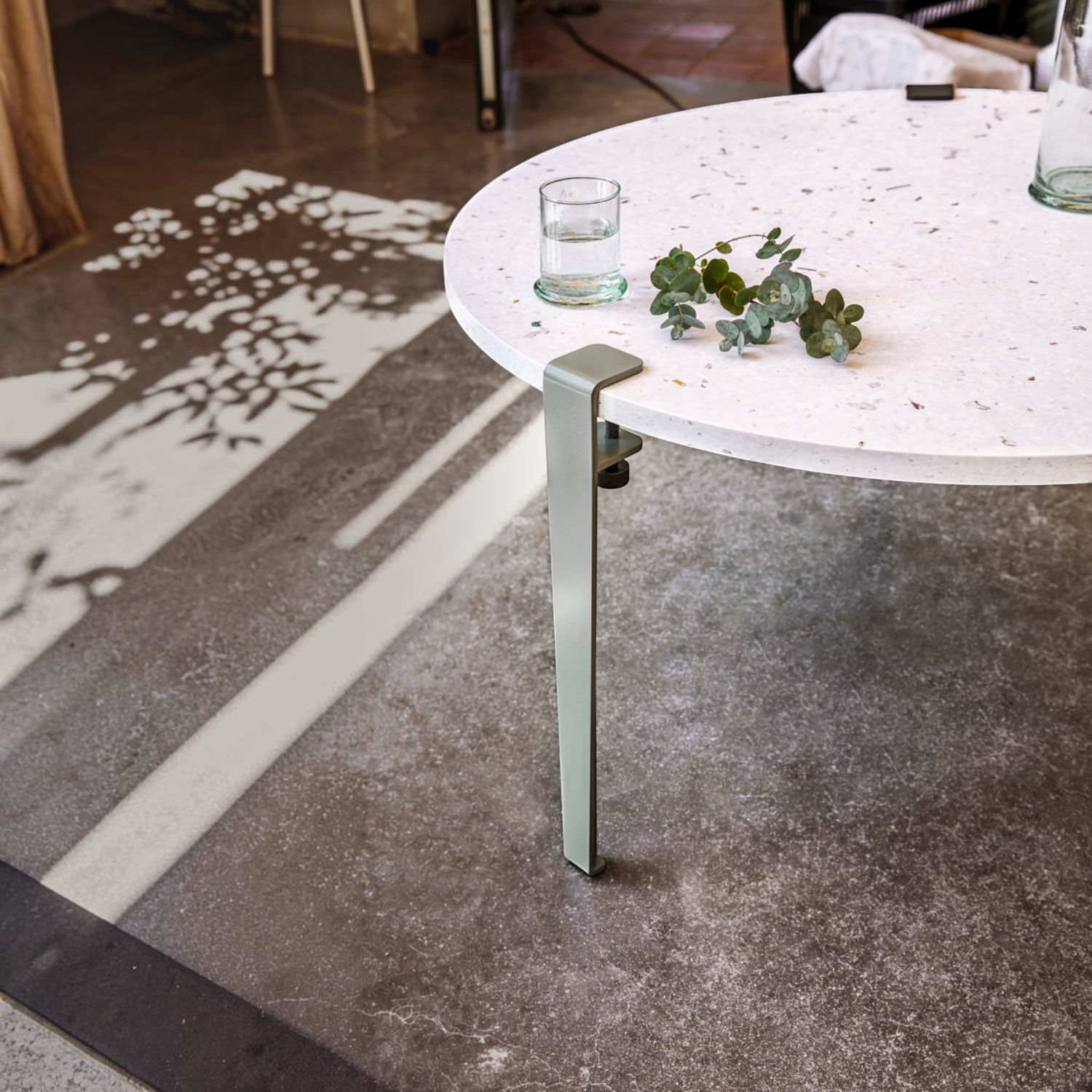 Tiptoe - Couchtisch Ø 80 cm Venezia eukalyptusgrau