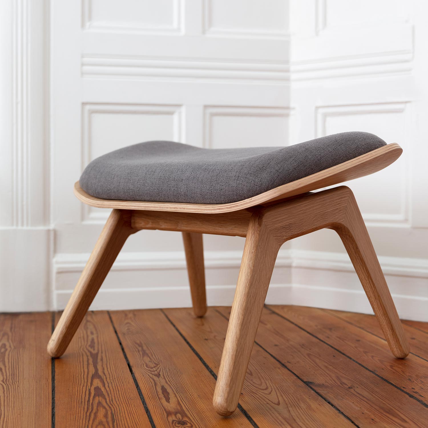 the reader ottoman eiche hell slate grey umage 59228