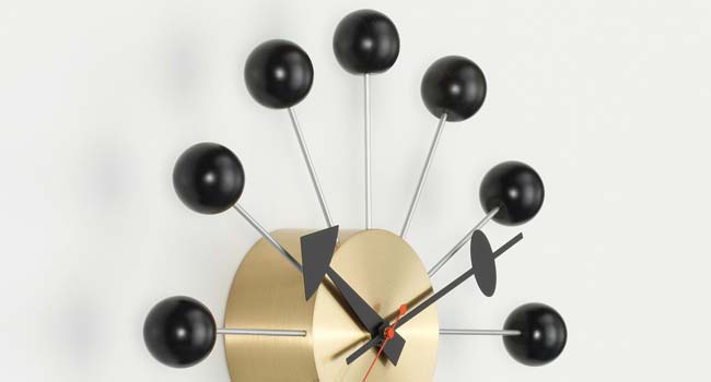 Vitra Uhren Ball Clocks schwarz an Wand