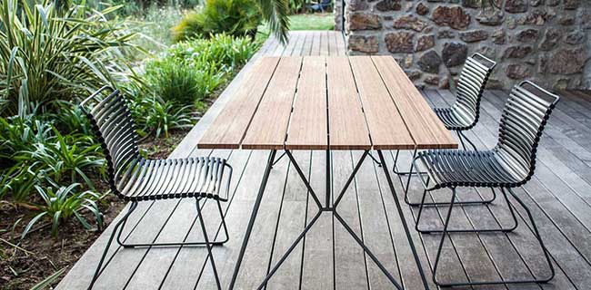 HOUE Dining Chair schwarz auf Terrasse mit Tisch