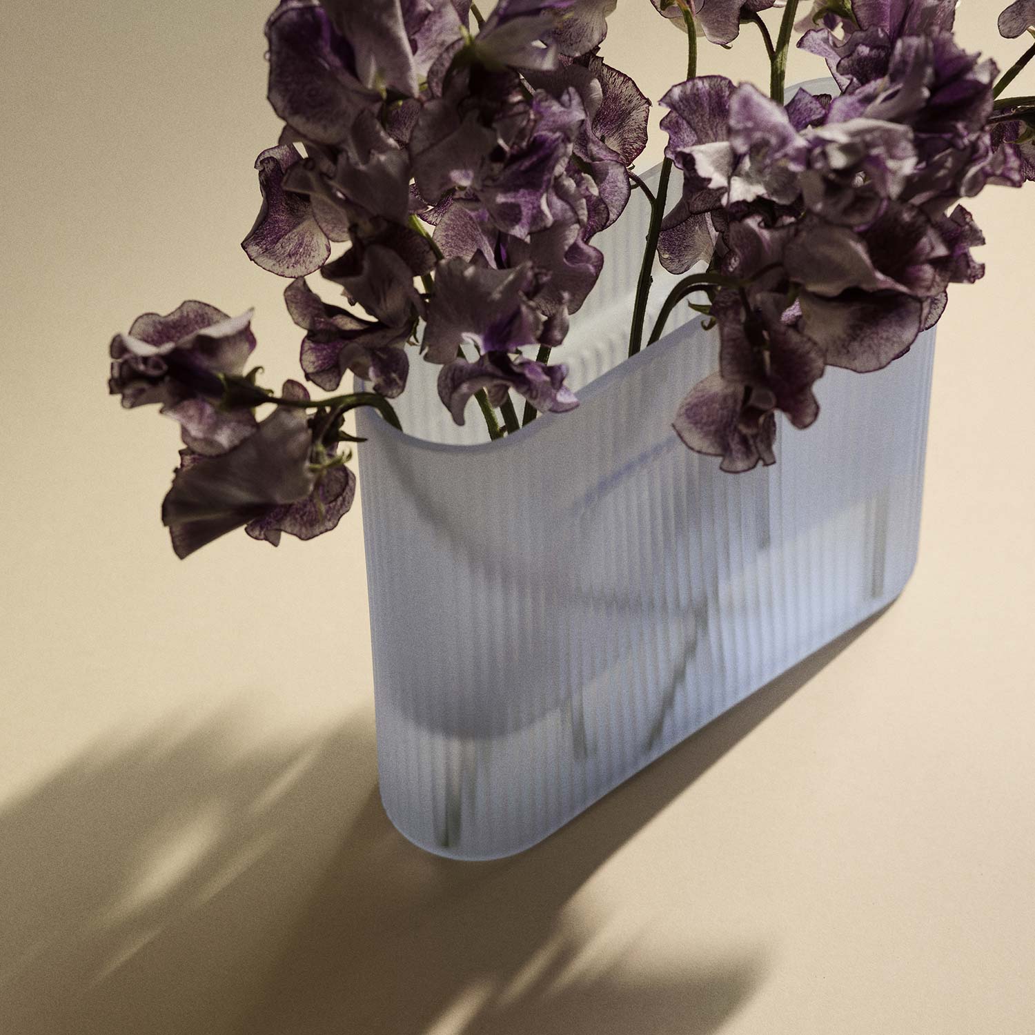 muuto Ridge vase frosted glass light blue von oben 105286
