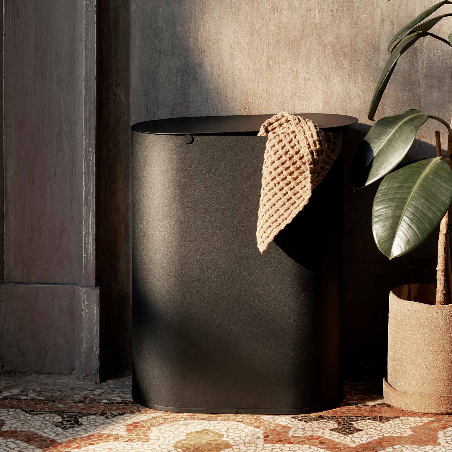 ferm living enkel muelleimer schwarz pflanze 90825