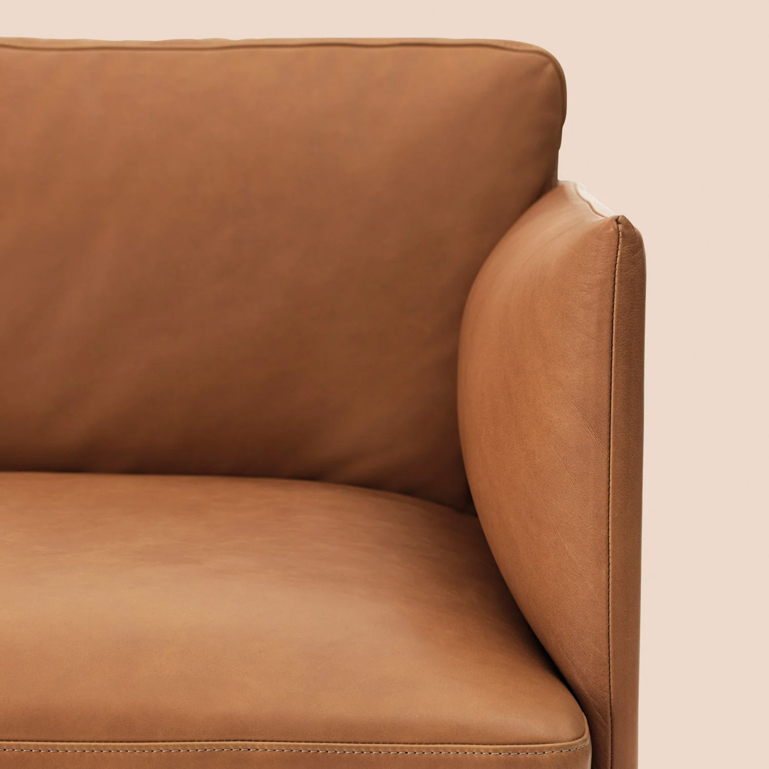 muuto outline sofa 3 sitzer cognac refine leather close up 83454