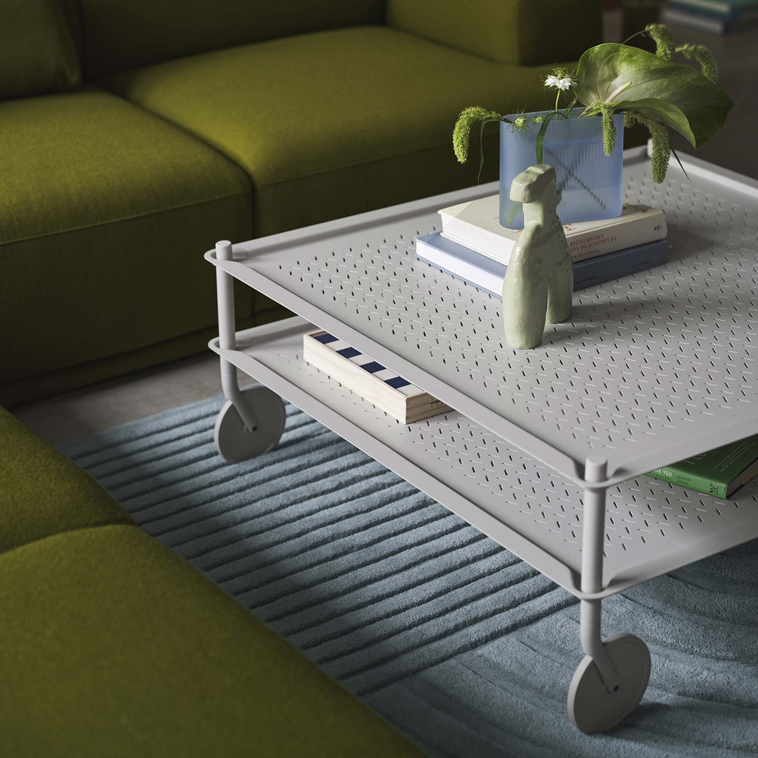 muuto Flow coffee table grau mit sofa 105270