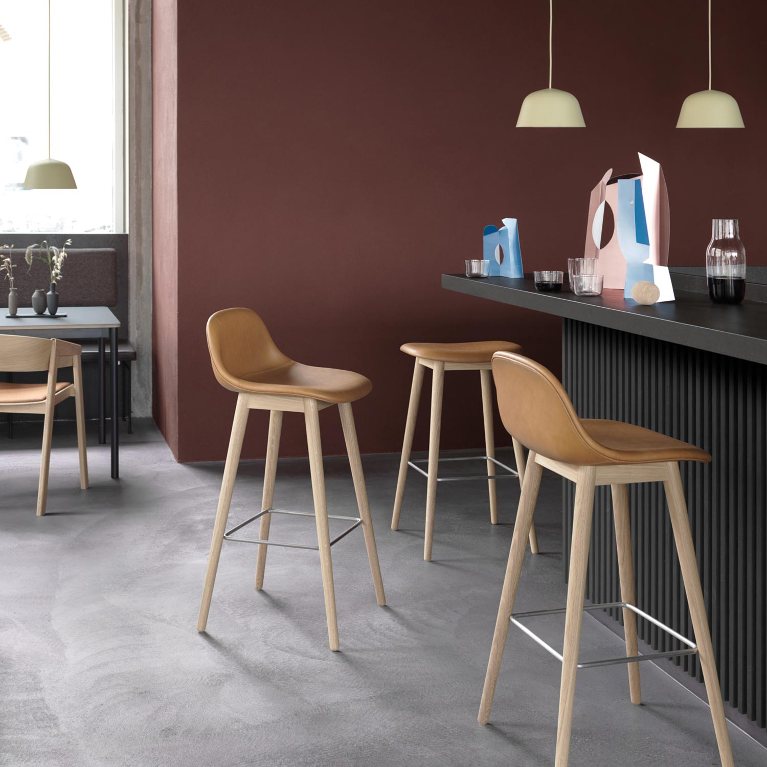 muuto fiber bar stool wood base weiss cognac ambiente 83472