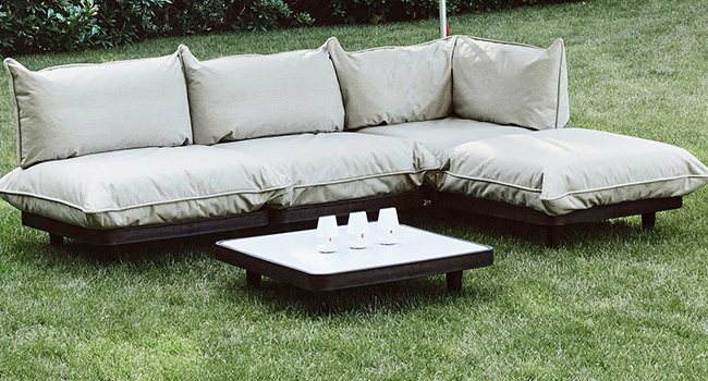 Fatboy Paletti Tisch in Farbe light grey im Garten