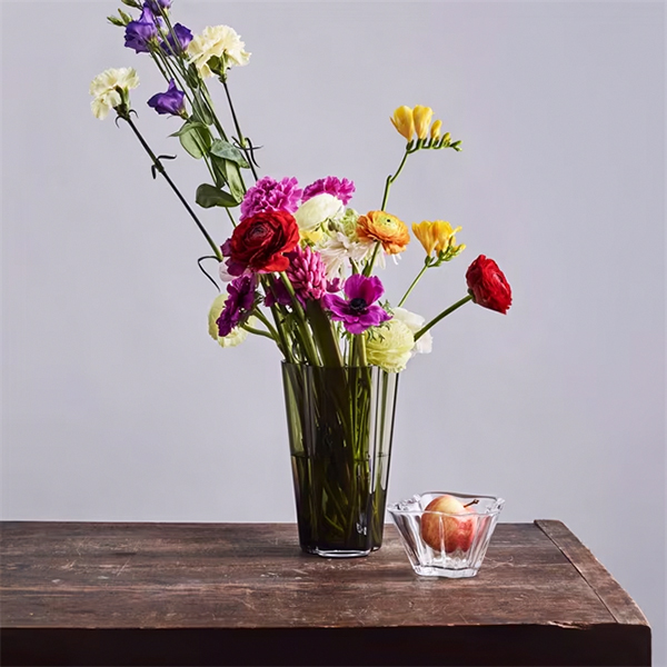 iittala Aalto vase 220 mm moosgreen mit blumen 103202