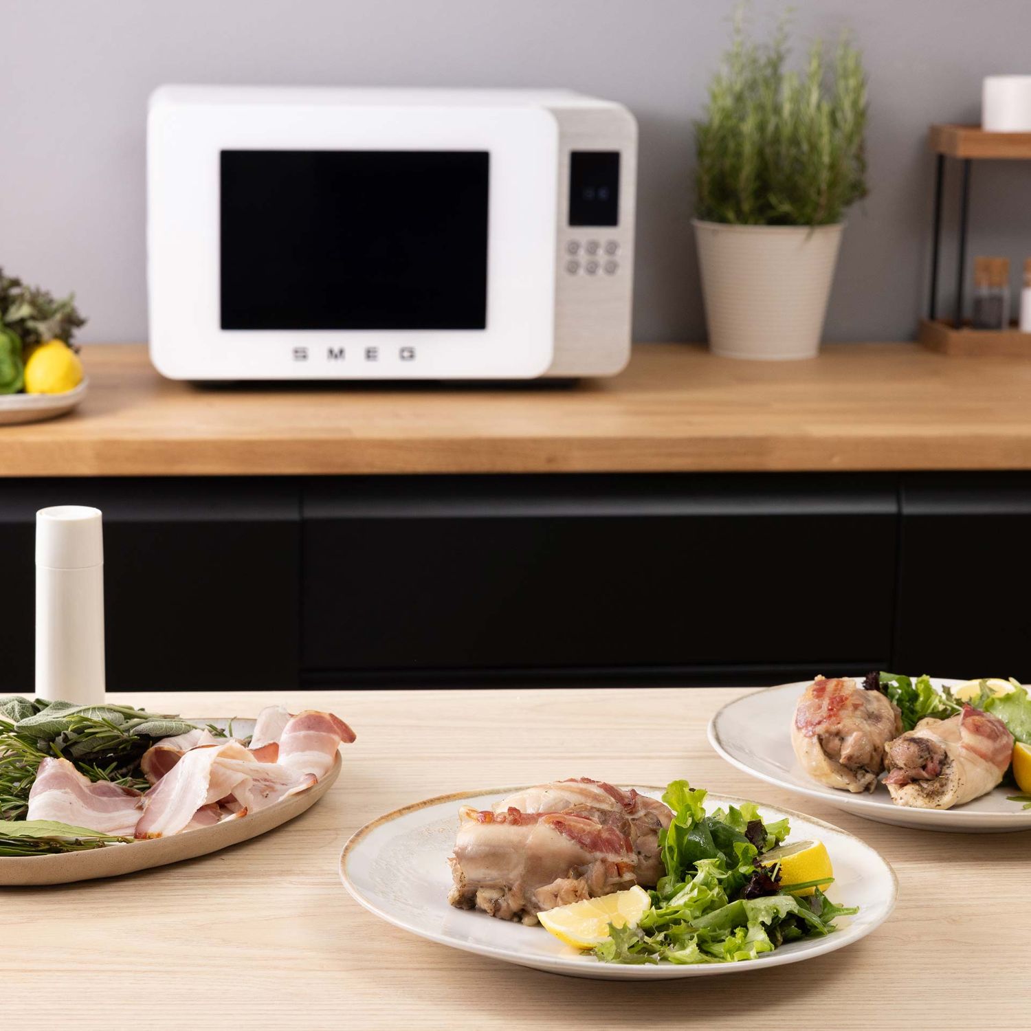 SMEG - Mikrowelle mit Grillfunktion MOC01 weiß