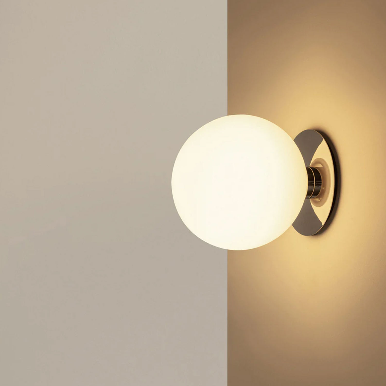 Audo - TR Bulb Decken- und Wandleuchte Messing / matt opal