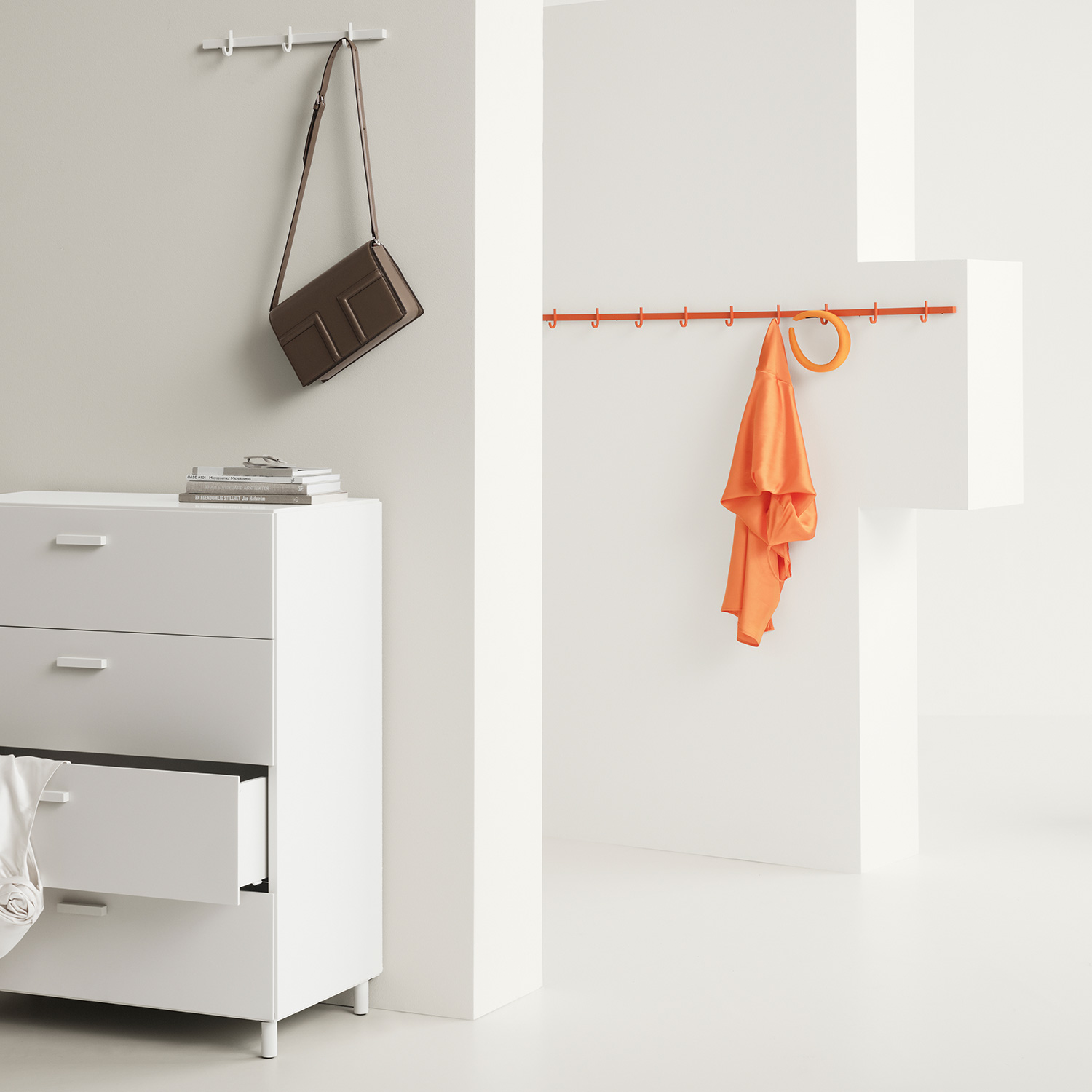 relief kommode breit beine weiss string furniture 99537