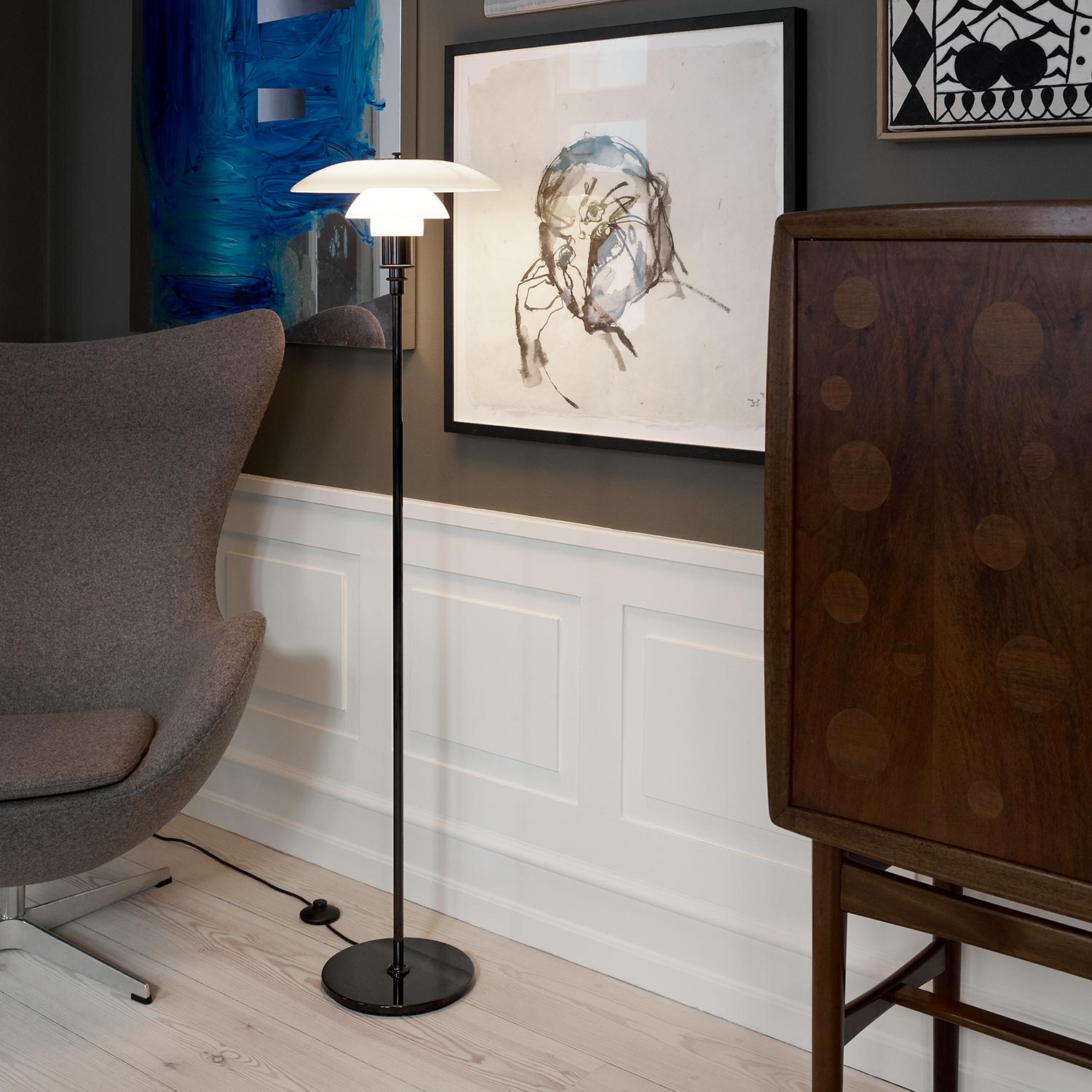 Louis Poulsen PH 35 25 stehlampe schwarz neben sessel 106186