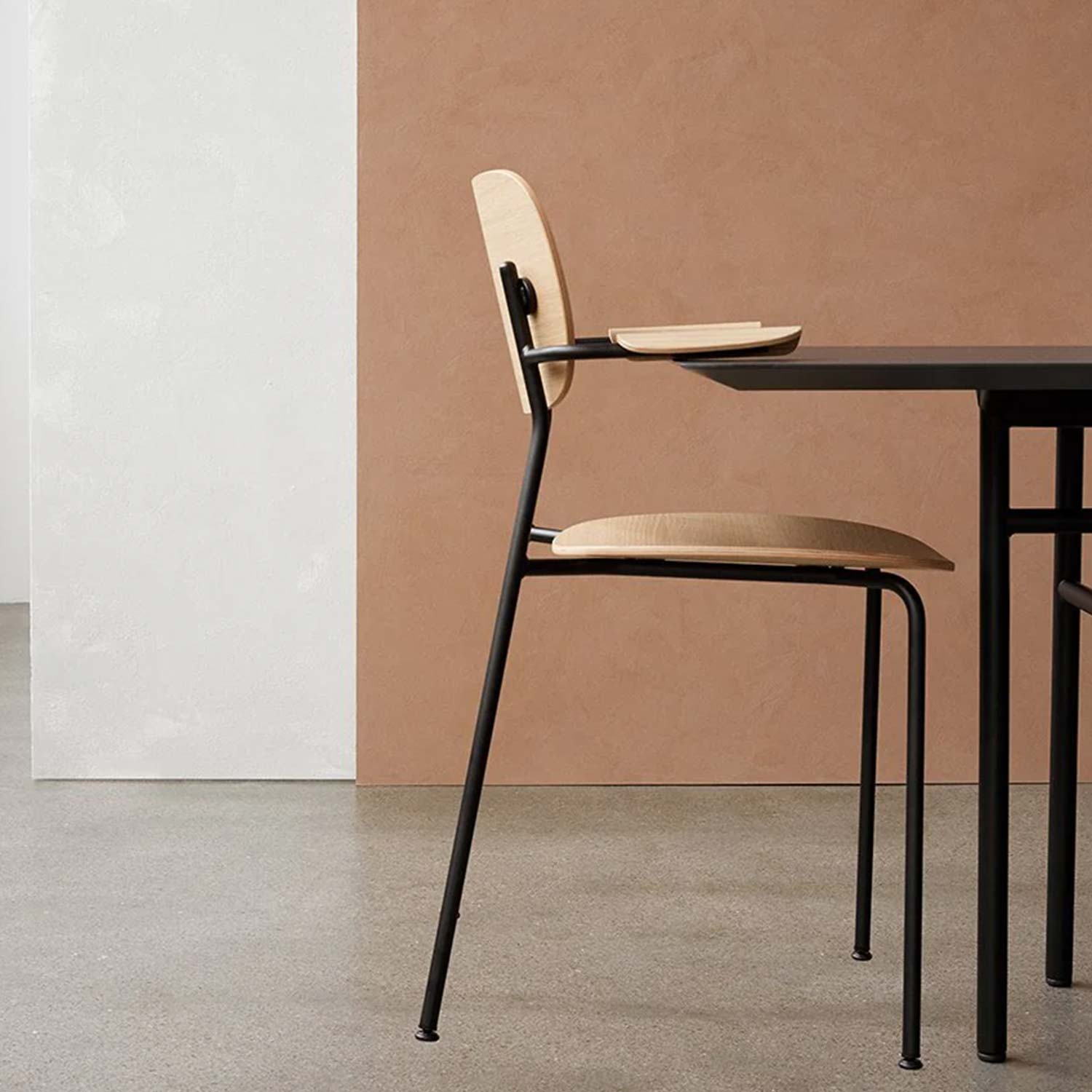 Audo - Co Dining Chair mit Armlehne schwarz/Eiche dunkel