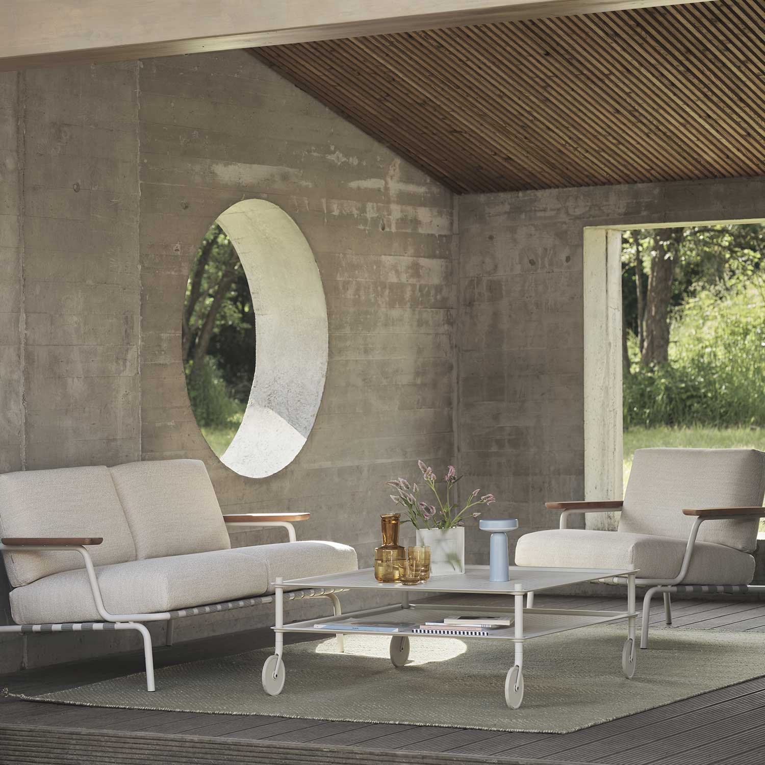 muuto Flow beistelltisch grau mit sofa 105271