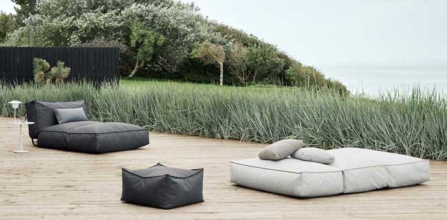 blomus Daybed dunkelgrau und grau mit Hocker draußen