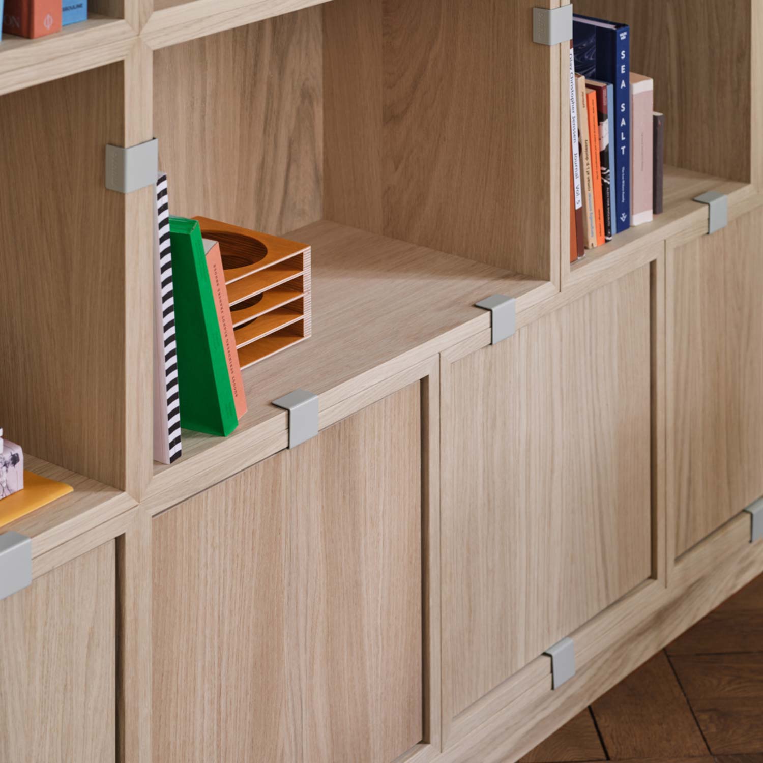 28999 en stacked bookcase 1 oak relevo rug burnt orange kink vase light blue muuto org 103108