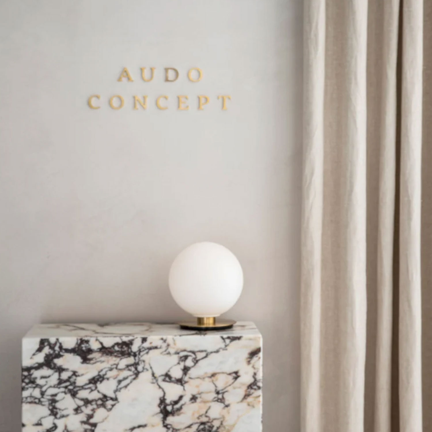 Audo - TR Bulb Decken- und Wandleuchte Messing / matt opal