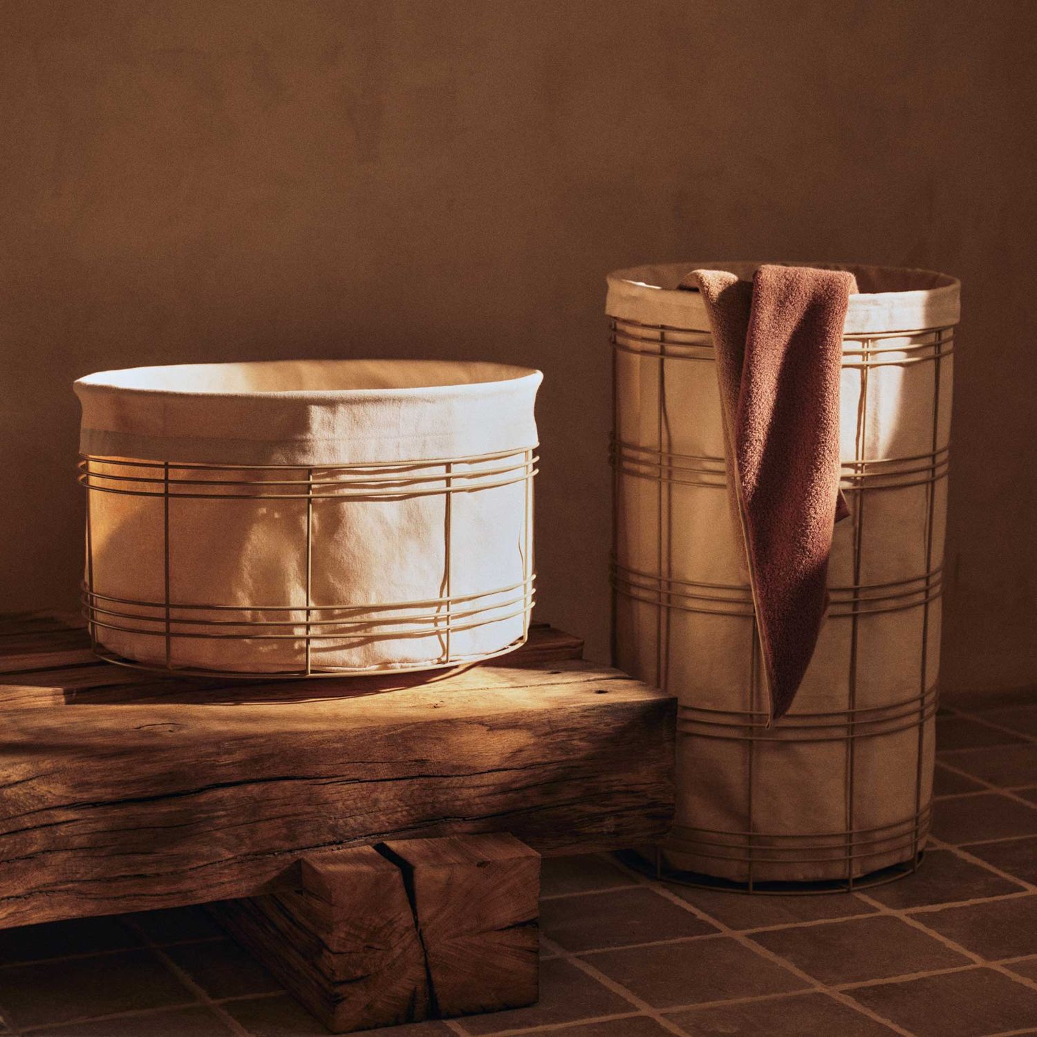 Ferm Living - Fio Wäschekorb cashmeren/natural nieder
