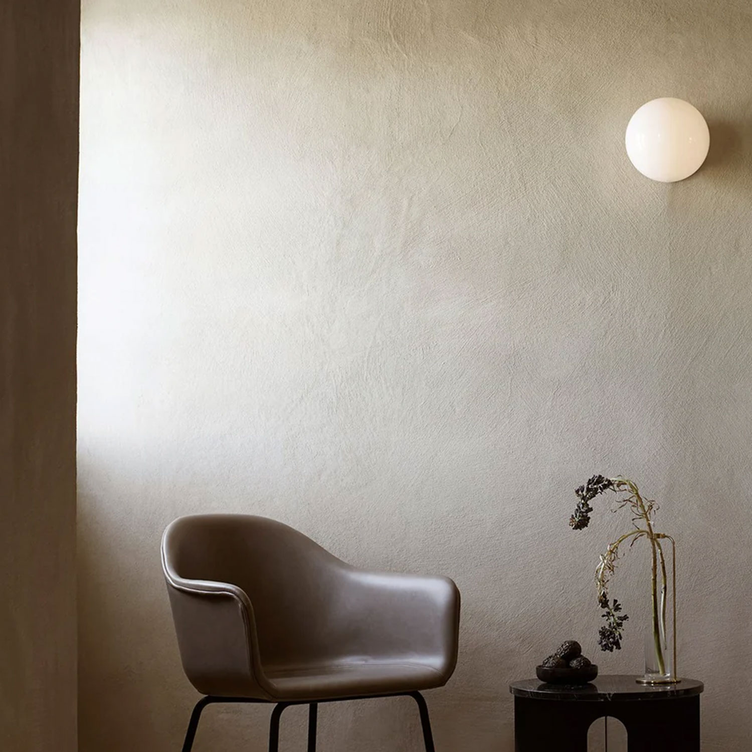 Audo - TR Bulb Decken- und Wandleuchte Messing / matt opal