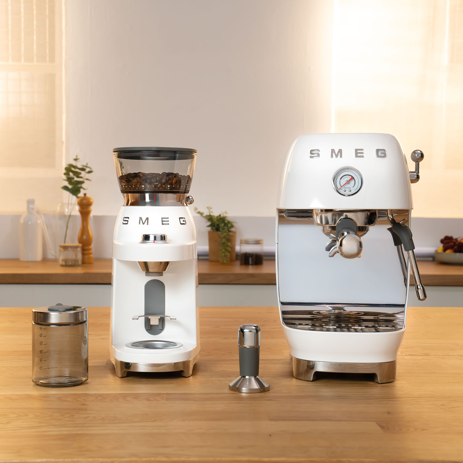 SMEG - Premium-Siebträger-Espressomaschine ECF03 creme