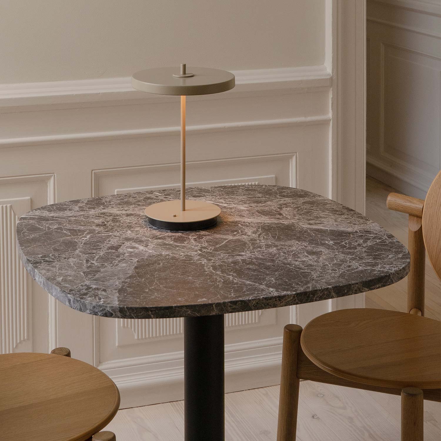 UMAGE - Gather Café-Tisch brown emperador