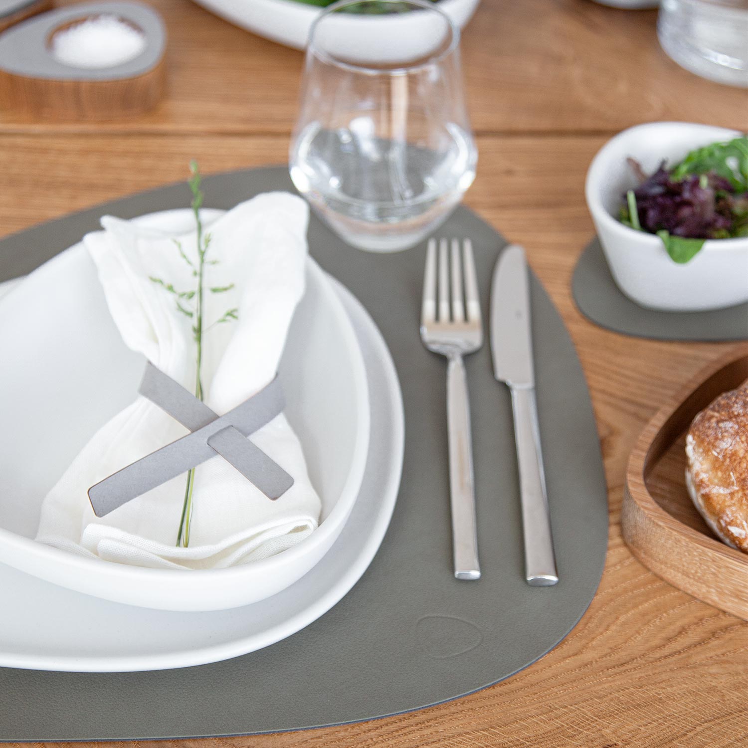 lind dna Table Mat Curve L Nupo army green tisch 61262
