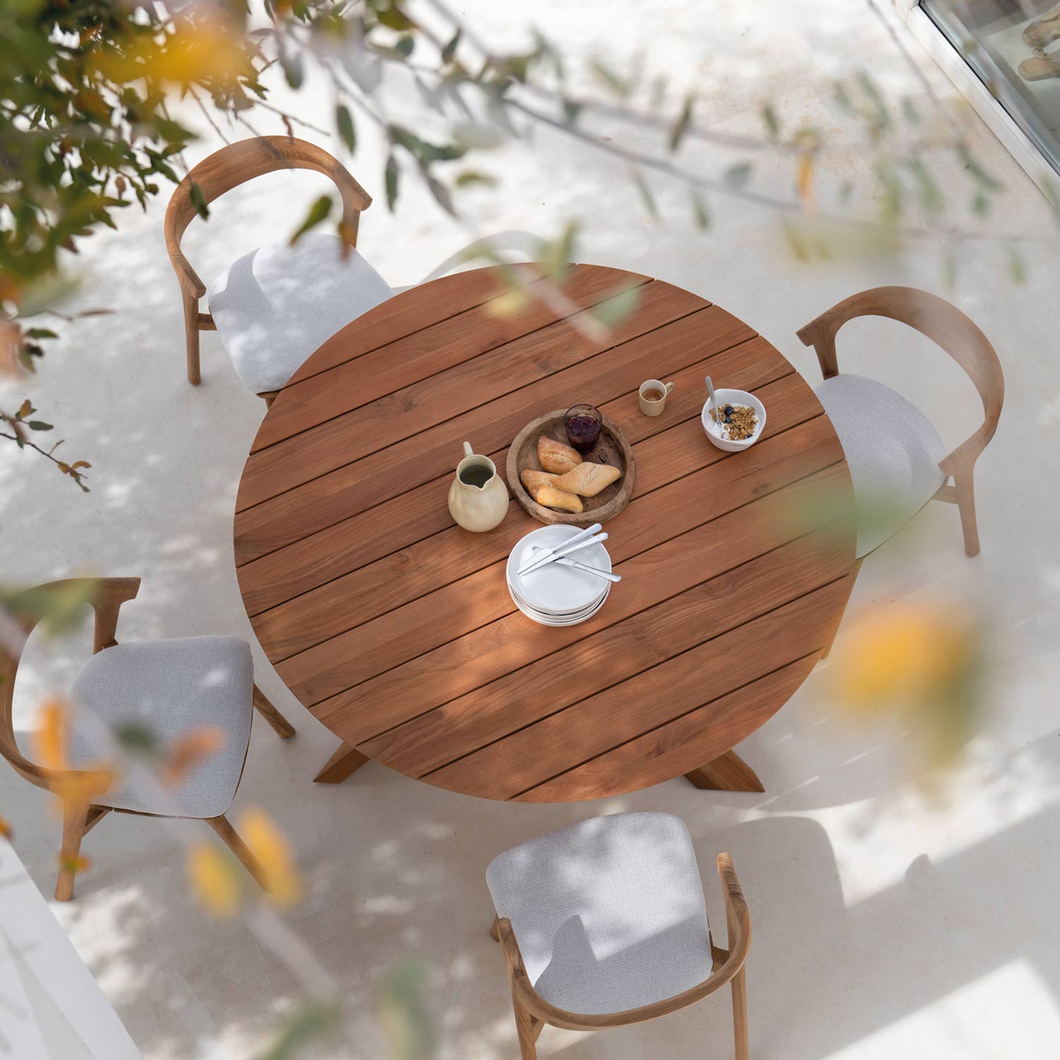 ethnicraft bok stuhl fuer draussen runder tisch ambiente 90886