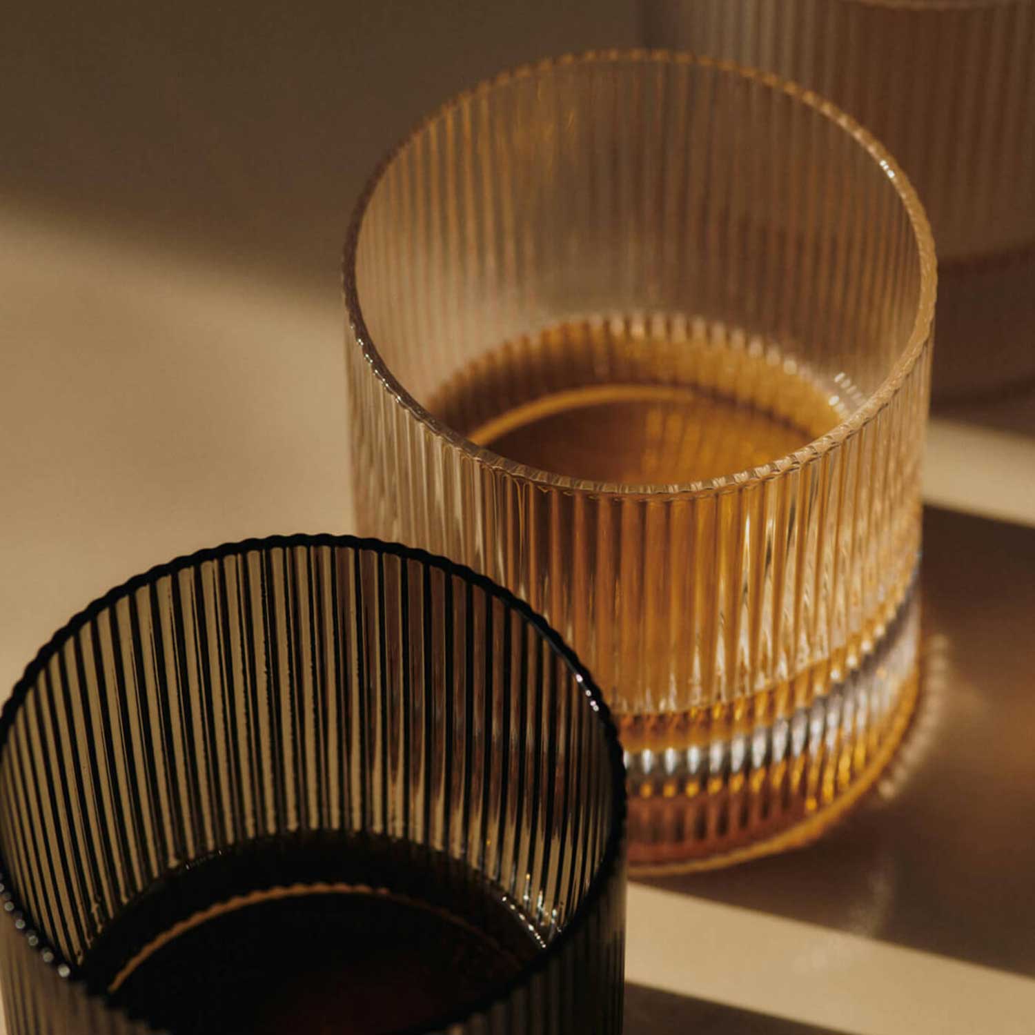 Ferm Living - Ripple Becherglas 2er-Set rauchgrau