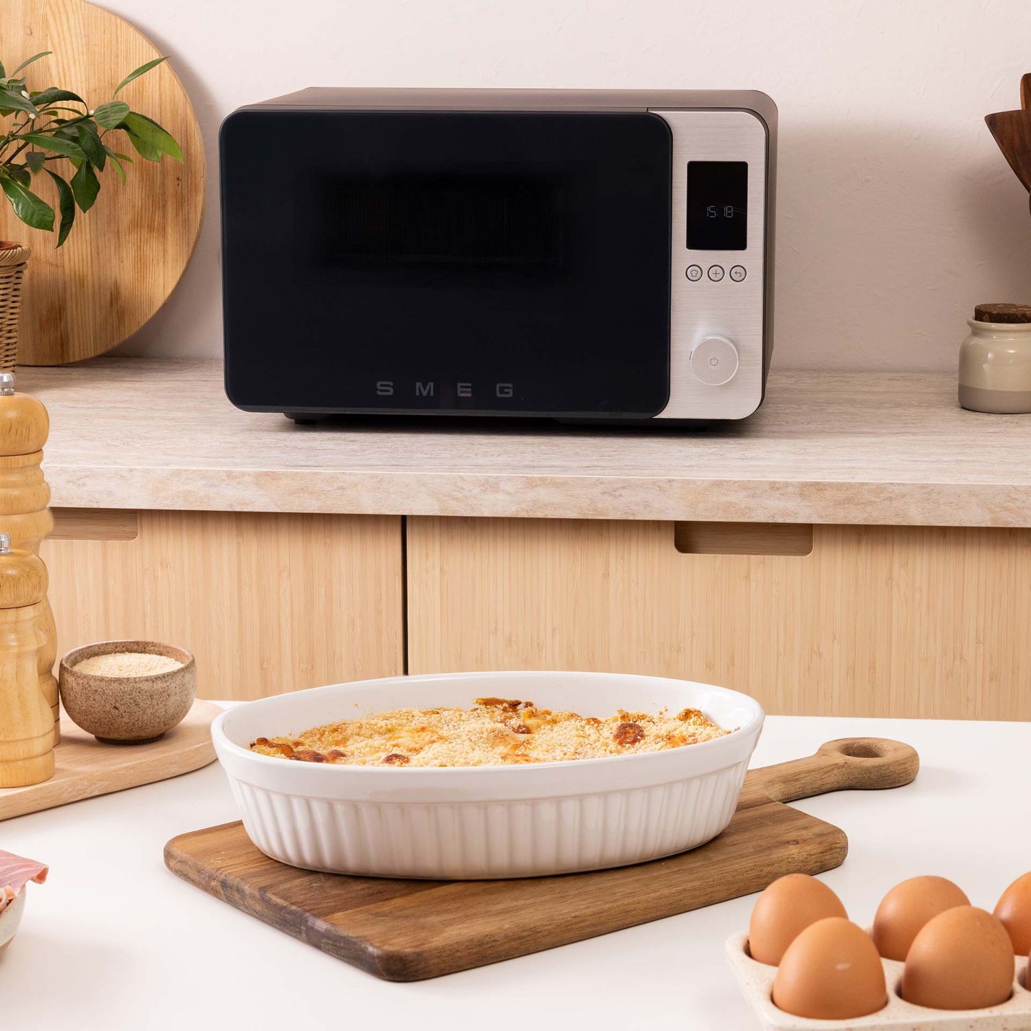 SMEG - Kombi-Mikrowelle mit Air Fry MOC02 weiß
