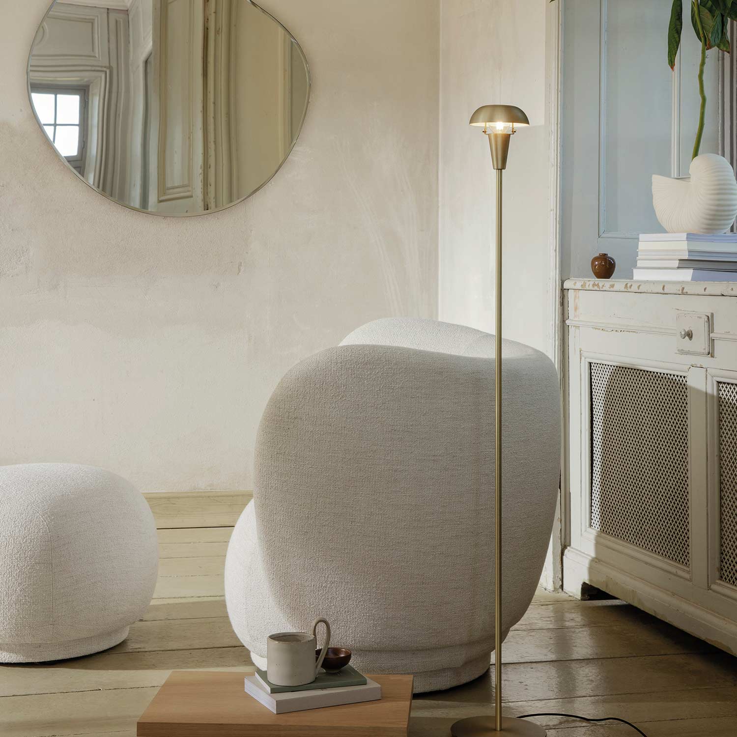 ferm living rico lounge chair ambiente wohnzimmer off white mit hocker 85046