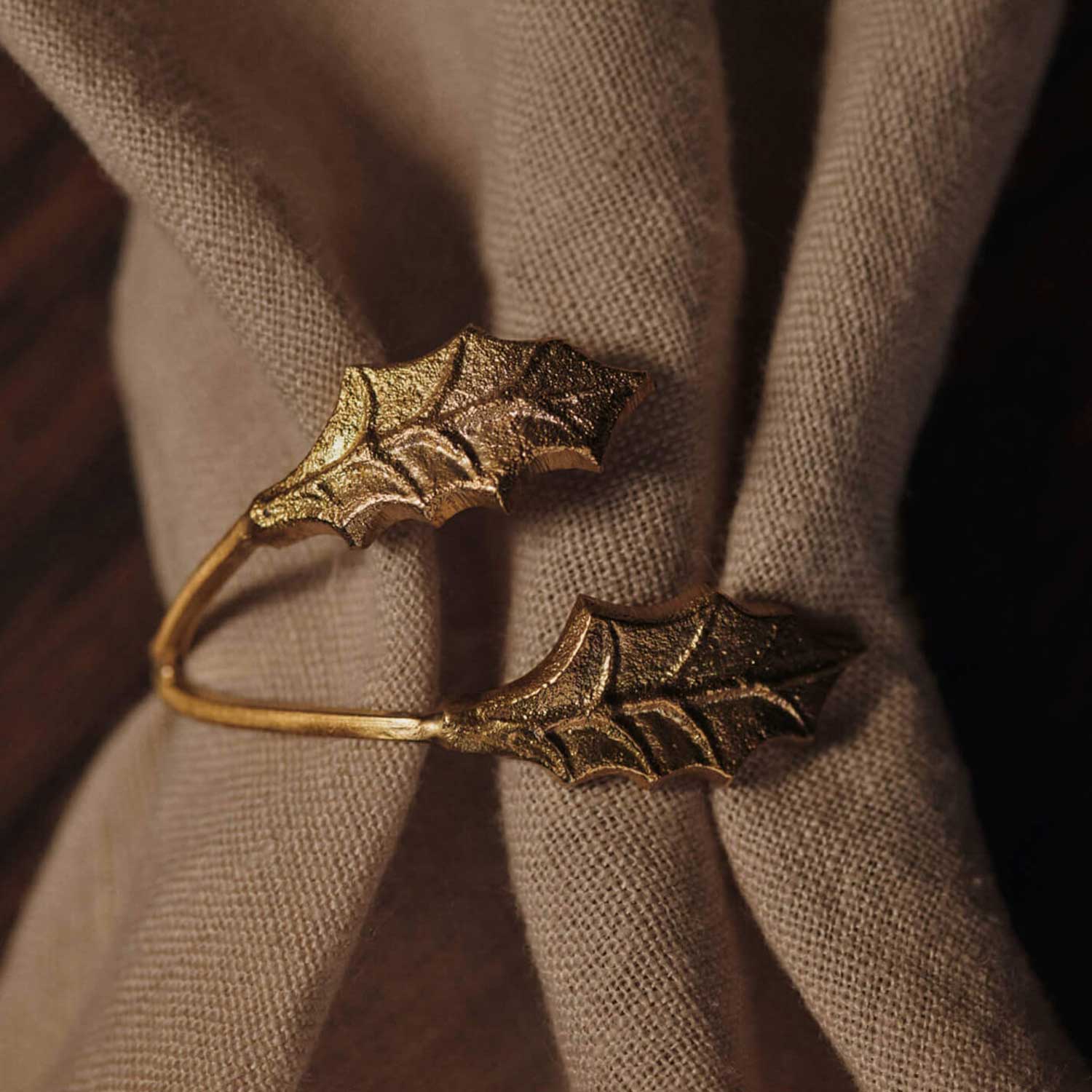 Ferm Living - Holly Leaf Serviettenringe 4er-Set black brass