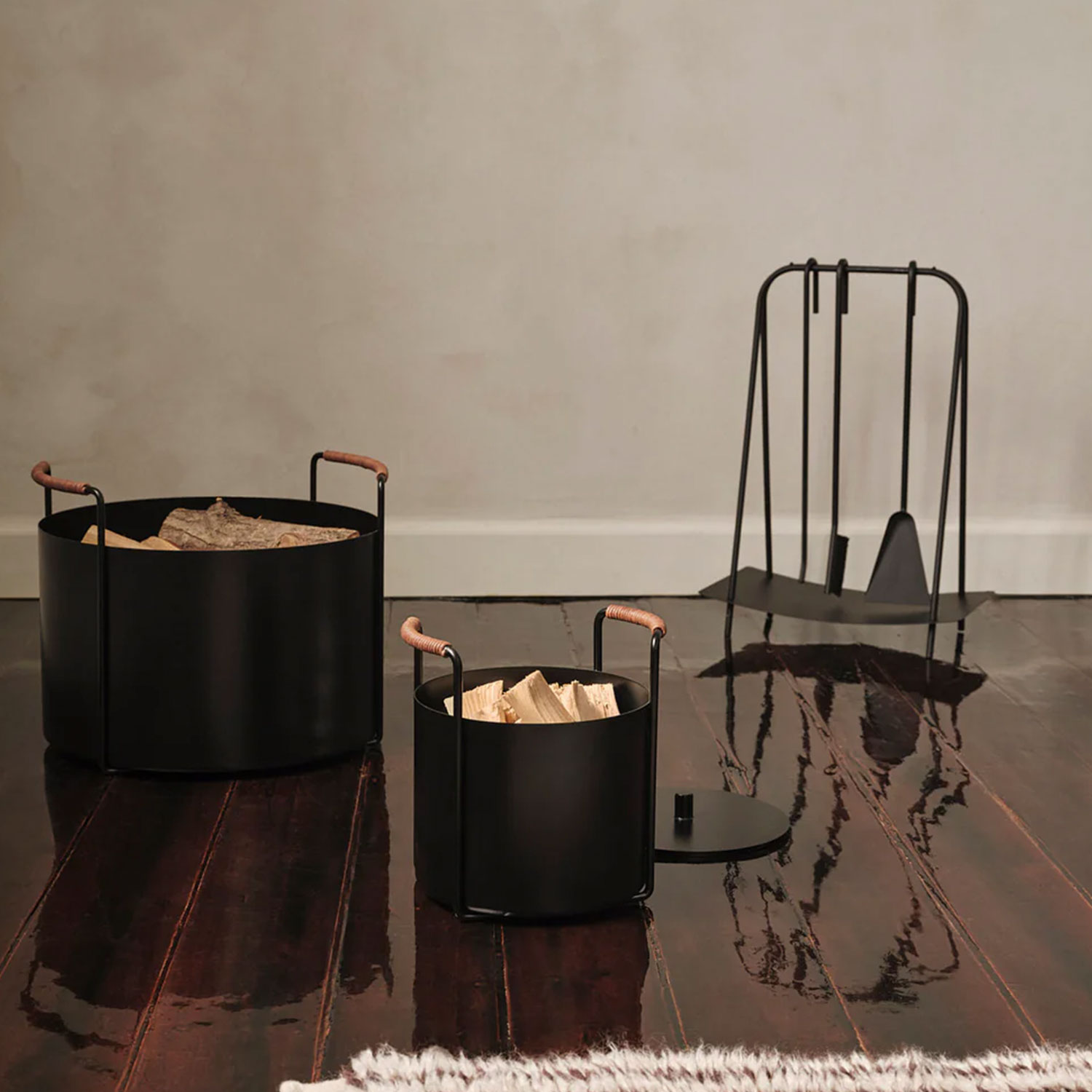 ferm LIVING Port Feuerholzkessel Firewood Bucket Schwarz Arrangement 104674
