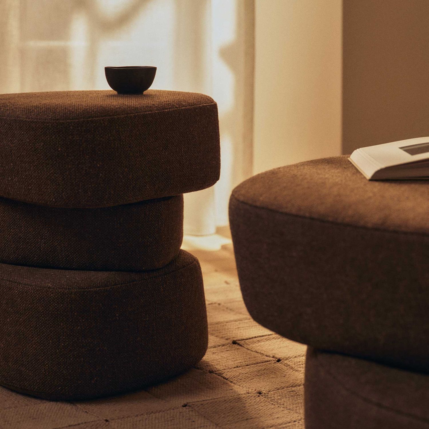 Ferm Living - Plyo Pouf Staple dunkelbraun