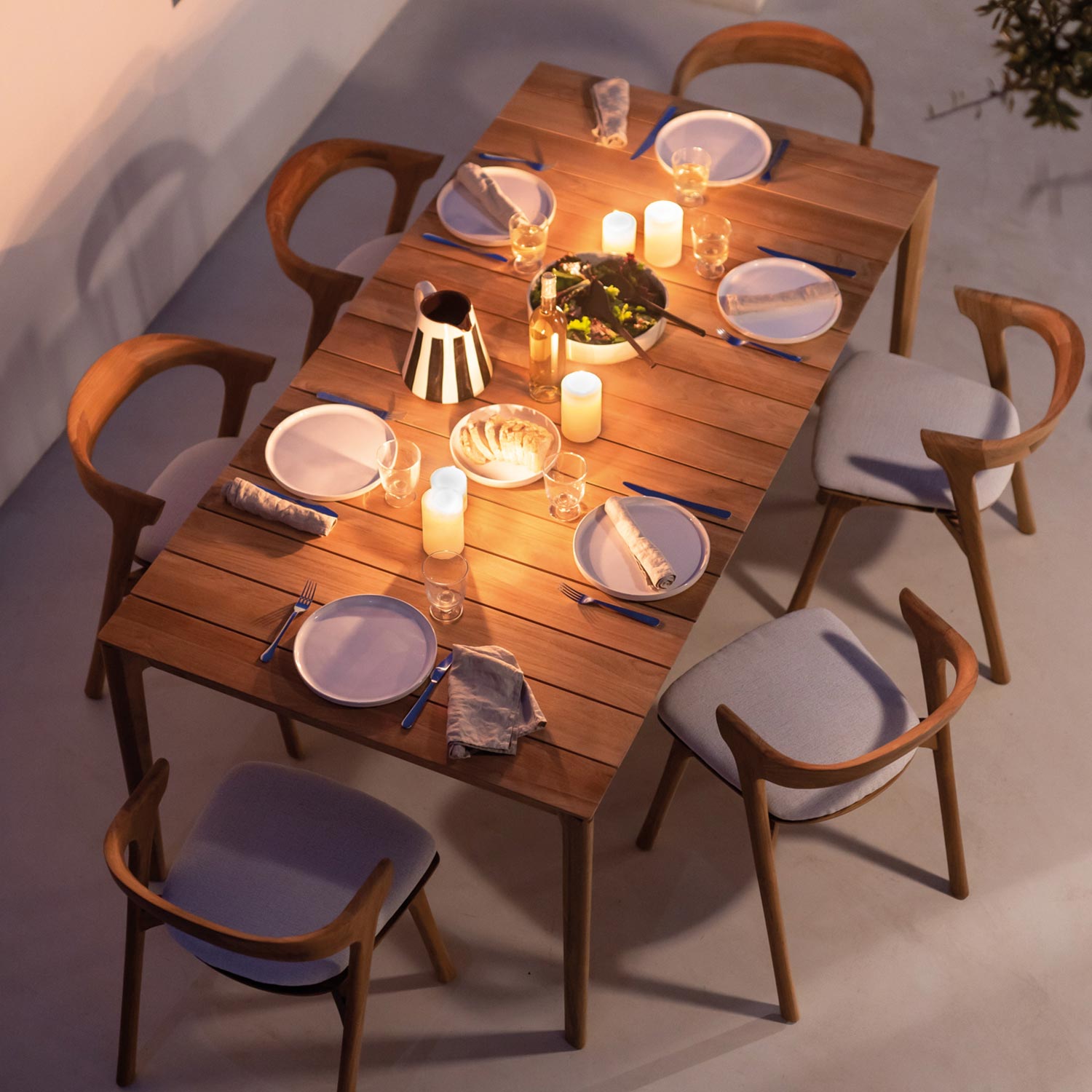 ethnicraft bok stuhl fuer draussen tafel ambiente nachts oben 90891