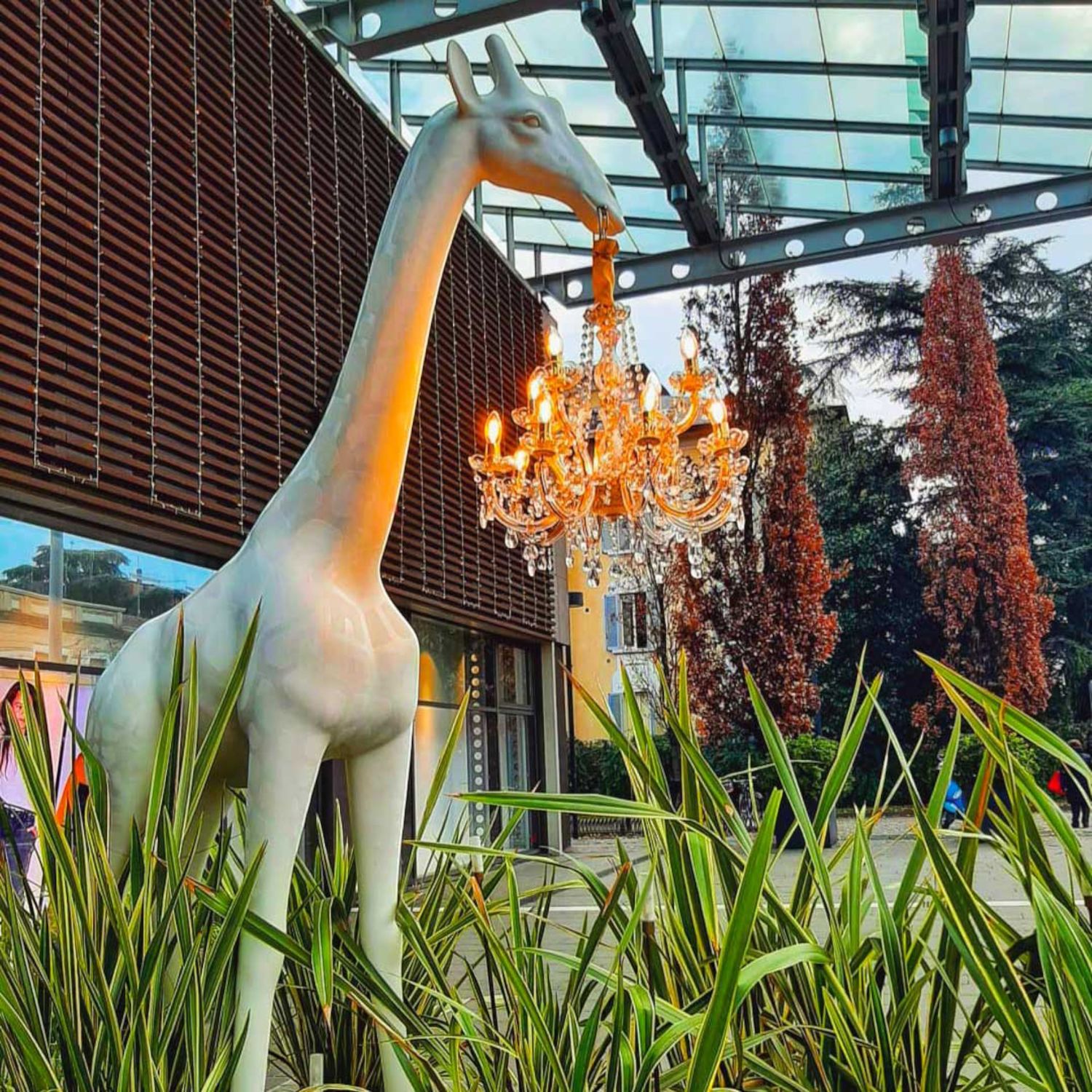 Qeeboo - Giraffe in Love M Outdoor weiß