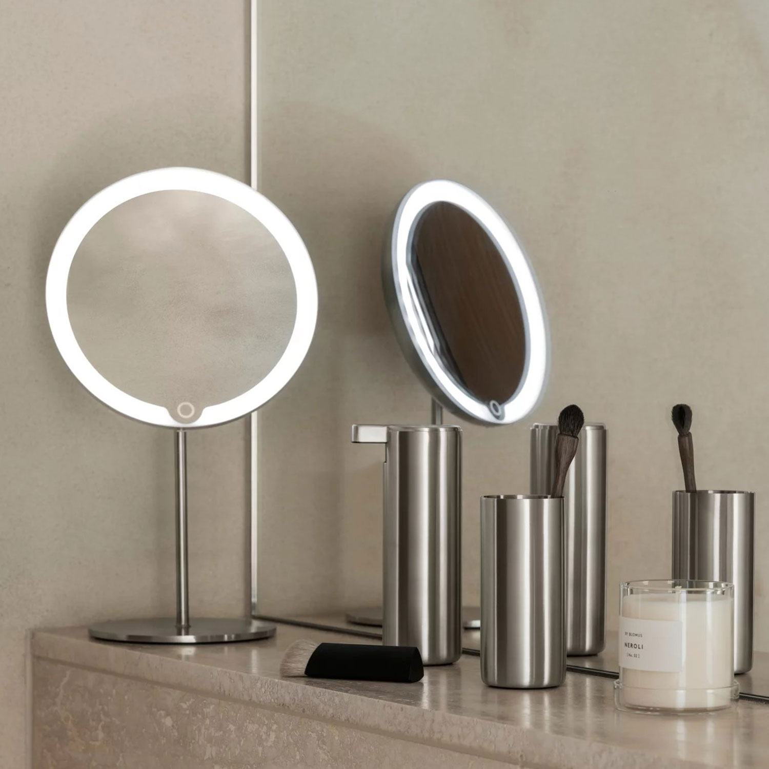 blomus MODO LED Kosmetikspiegel 65517 auf Ablage im Bad 105761