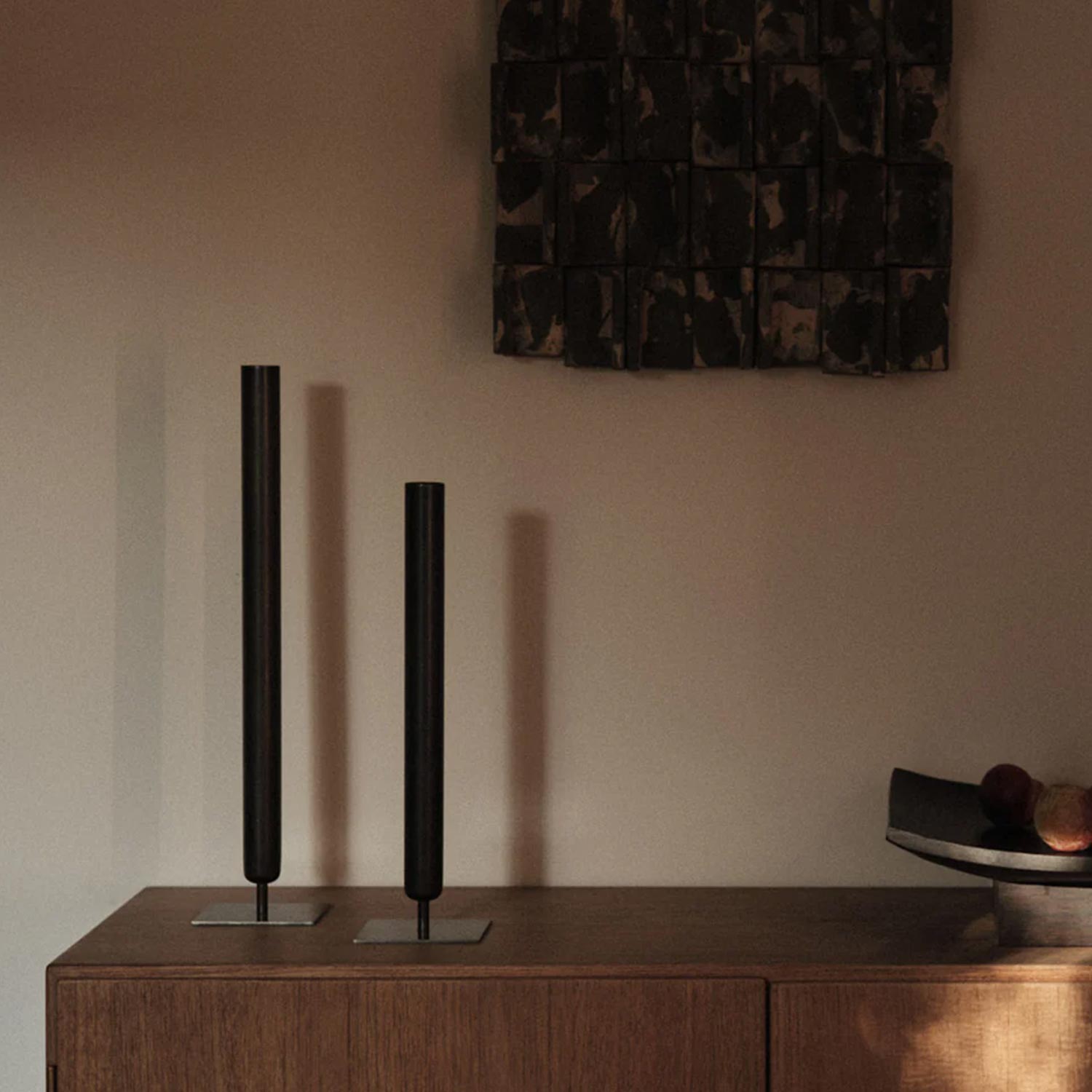 Audo Stance Vase 40 cm auf Vitrine 103695