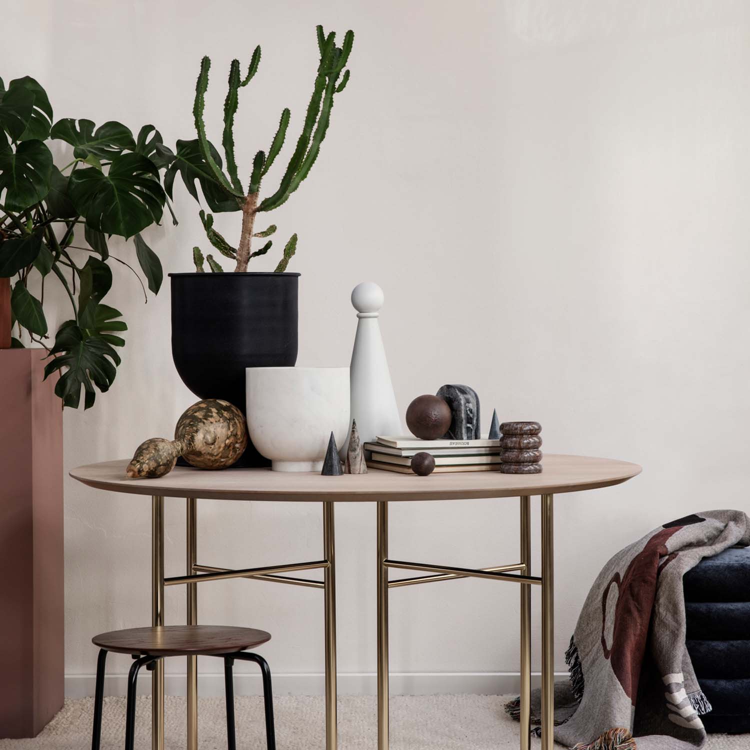 Hourglass pot Schwarz mit weiter Vase ferm Living 58975