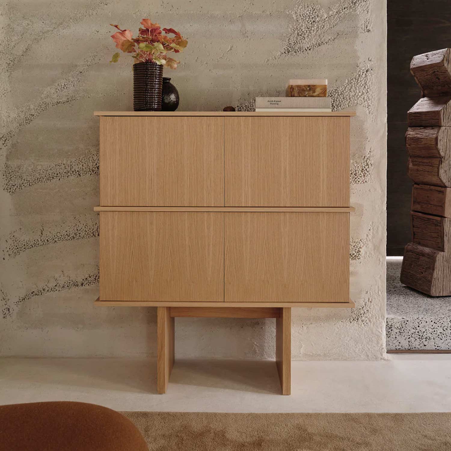 ferm LIVING Stilt Sideboard doppelt eiche natur 1104270263 an Wand 104354