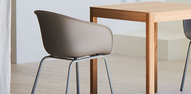 Jan Kurtz Stühle Mato Stuhl in taupe am Tisch