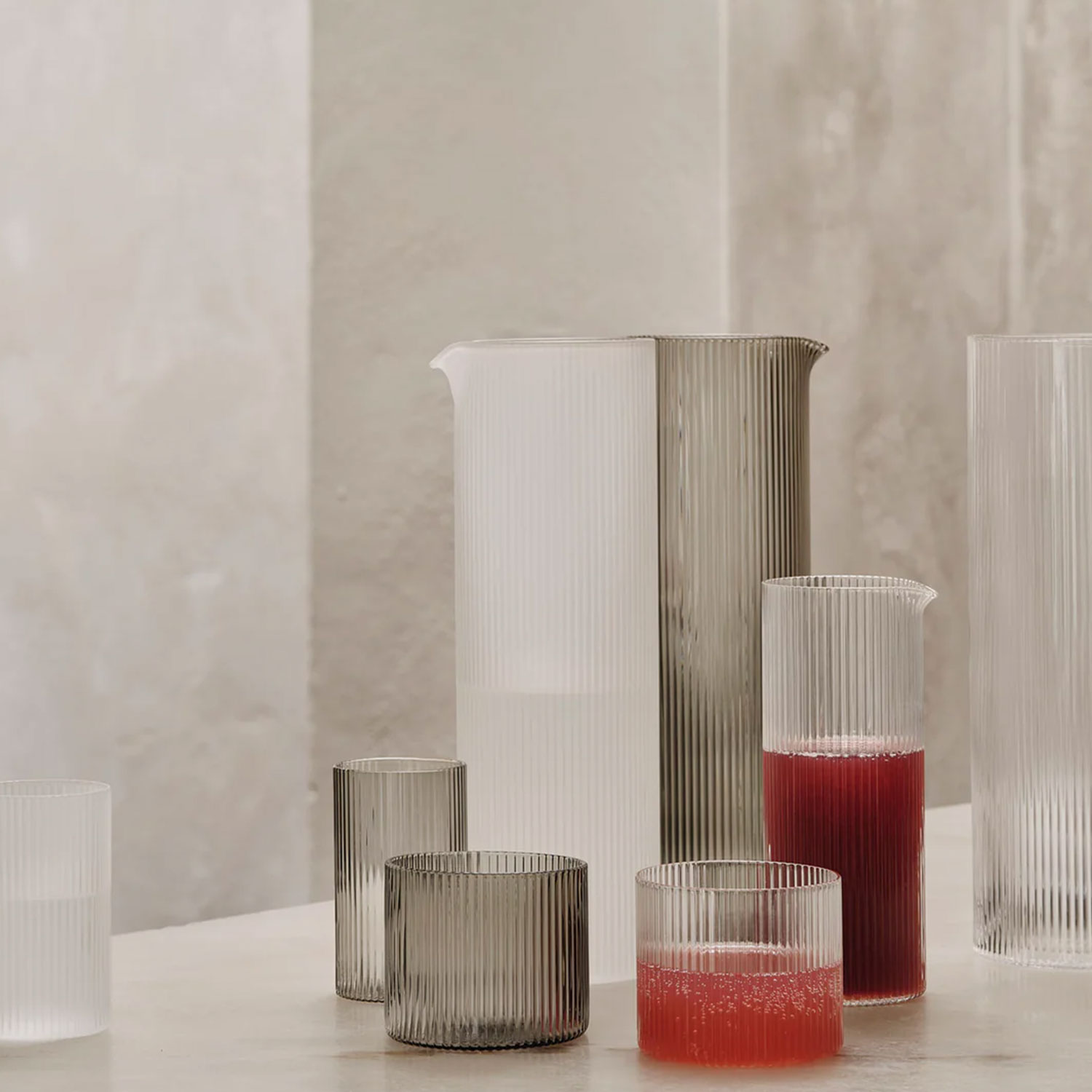ferm LIVING Wasserkrug smoked grey 1104270133 neben anderen Kruegen 104455