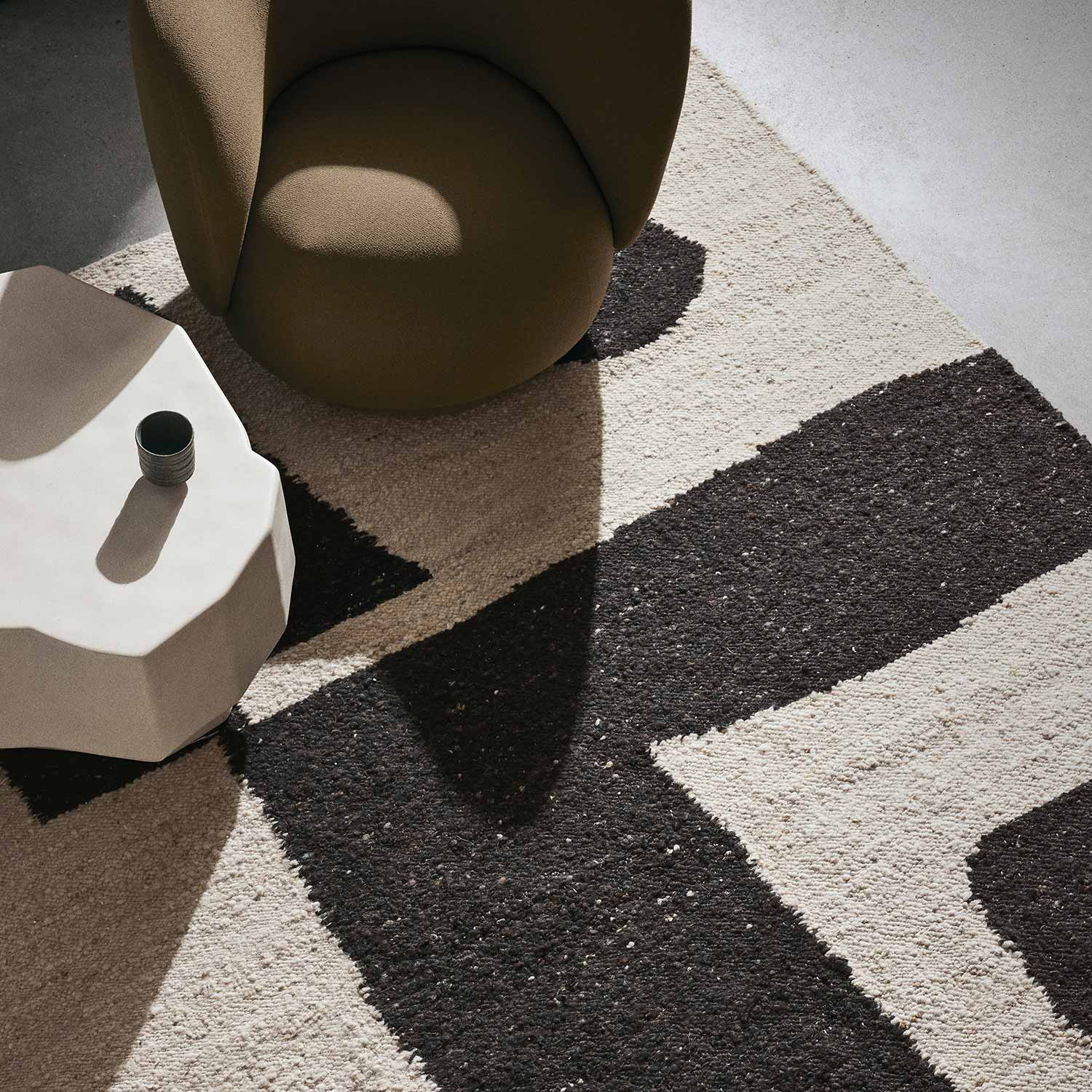 ferm living piece teppich h 200 coffee off white sessel 96375