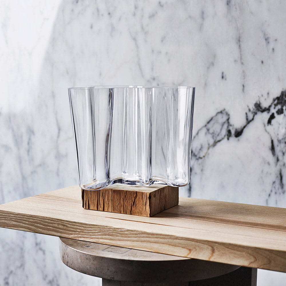 iittala alto vase 160mm clear auf sockel 106049